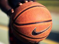 篮球赛场焦点！中国队对阵韩国队，压哨绝杀，引爆全场观众欢呼