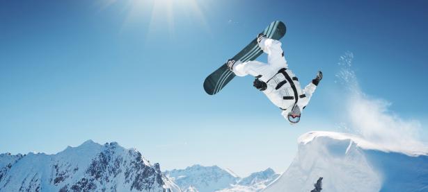 莱万多夫斯基回归赛场，惊险取胜首场状态亮眼，掘金观众沸腾！