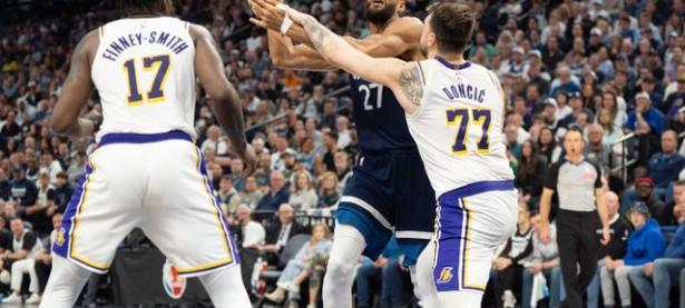  东契奇关键节点战术调整，勇士带队取胜！